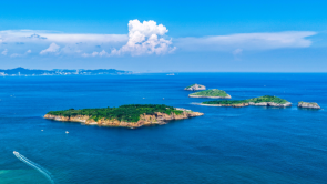 大连：碧空映白帆，游船逐浪行